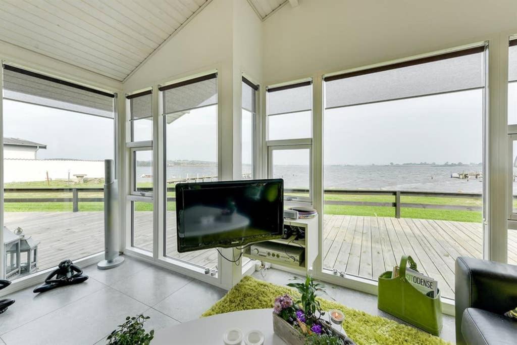 Eksklusiv Sommerhus Beliggende I Vandkanten Munkebo Dış mekan fotoğraf